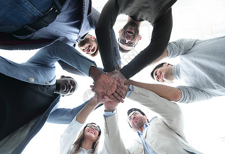 商业团队的手掌都堆叠起来了工作男人朋友们男性圆圈团体力量职员社区同事图片
