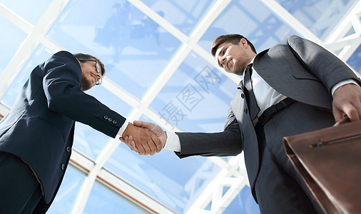 商务人士与她的伴侣握手成功办公室问候语经理管理人员生意人团队商业工人同事背景高清图片素材