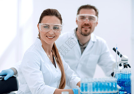 两位科学家生物学家坐在实验室里职业技术员男性实验化学家教育工作疾病化学科学图片