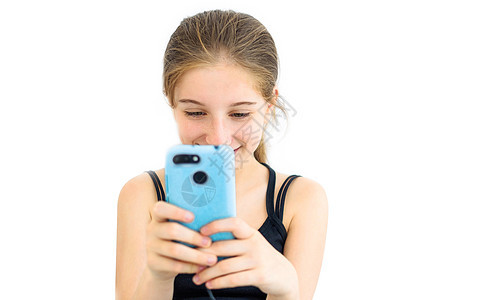 带蓝智能手机的少女互联网短信白色女士微笑技术女性社会成人电话图片
