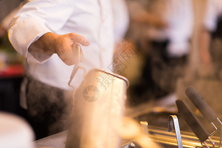 厨师准备食物 在深炸锅里煎工作盘子烹饪餐厅勺子营养油炸厨房平底锅木板图片