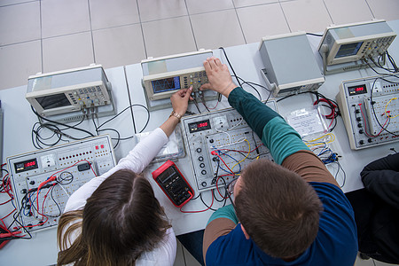 学生在电子教室最高端观上练习的学生人数力量学习训练电子产品男人工程女性教学实习生职业图片