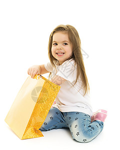 小女孩带着包裹走到店里去微笑礼物顾客喜悦购物者白色童年快乐孩子粉色图片