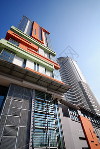 阳光明媚 清蓝天空的现代建筑公司商业摩天大楼办公室反射城市金融生长市中心技术图片