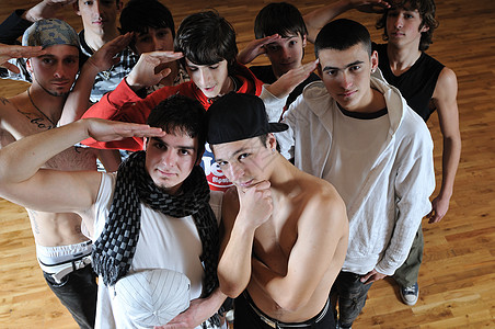 青少年群体音乐男生友谊团队快乐男性学校团伙愤怒多样性图片