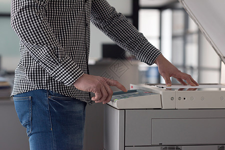 青年商业青年复制文件衣领商务办公室复印机扫描器男人传真服务人士扫描图片