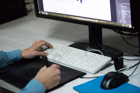 照片编辑在书桌上桌子机构设计师男人电脑屏幕创造力成人职场技术图片