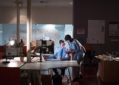 硬件设计师夜间办公室的年轻设计师团队男人女士职场成人电脑学习工作伙伴屏幕背景