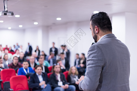 成功的商务人士在会议室作讲演 并在会上进行演讲商务知识大学辅导团队企业家教育讲台商业合作图片