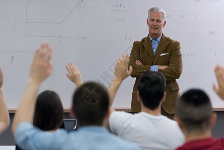 有一组学生在课堂上上课的教师大学教授女士讨论技术青少年学校男人知识学习图片