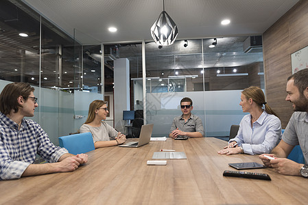 在现代办公室开会的创业开办业务团队工作职场商务同事推介会电脑男人女士潮人头脑图片