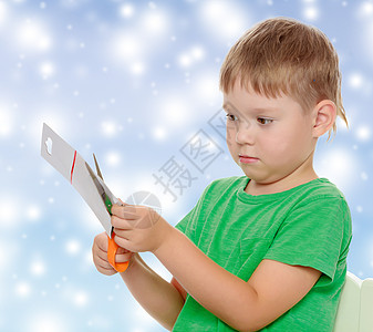 用剪剪剪刀纸板切割男孩桌子创造力孩子们男生学习教育童年艺术白色活动图片