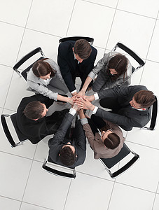 一组志同道合的人坐在一个圆圈里商业男人办公室团体经理合作工人作坊男性职员背景图片