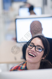 创办创业企业 从事台式计算机工作的妇女人士程序员桌子女性眼镜笔记本学生企业家职场公司图片