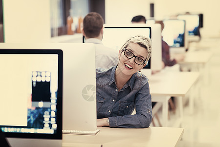 创办创业企业 从事台式计算机工作的妇女博客眼镜女孩技术公司笔记本女性软件企业家开发商图片