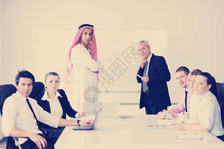 阿拉伯商务人员在会议上发言伙伴微笑成人老板男性训练笔记本投资团体套装图片