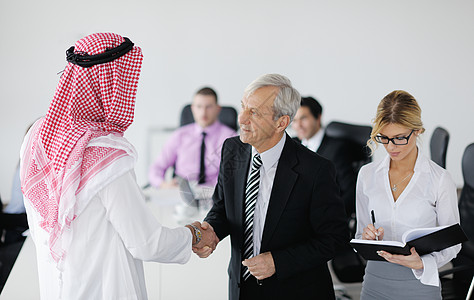 阿拉伯商务人员在会议上发言管理人员研讨会男人成功女士桌子成人电脑投资老板图片