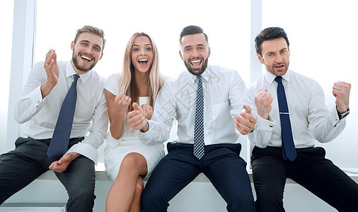 生意团队愉快地坐成一排职员女性企业家管理人员商业成人同事微笑办公室训练图片