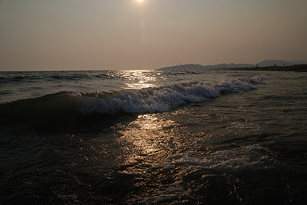 海上日落反射地平线旅行海洋金子阳光波浪天空热带紫色图片