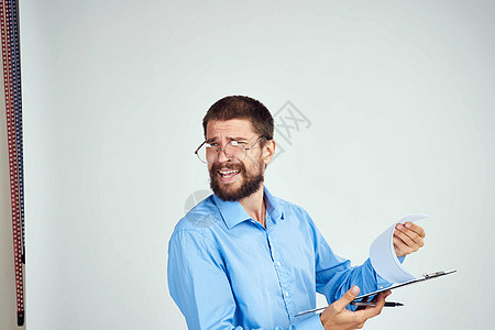 蓝衬衫文件经理专业的胡子男子快乐喜悦成功胡须衬衫情感微笑工作头发领带图片