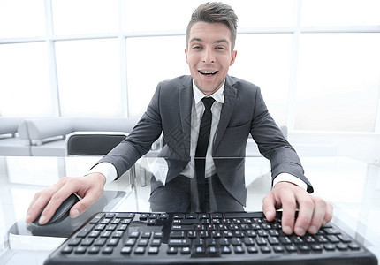随随便便的商务人士看相机 键盘办公室房间就业衬衫人士经理互联网顾客办公家具微笑看着相机高清图片素材