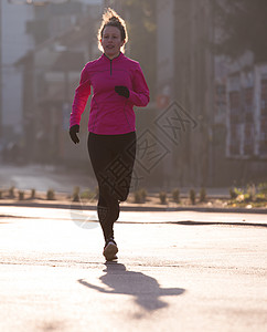 运动女运动员早上慢跑跑步女士训练公园活力闲暇成人日落人行道城市图片