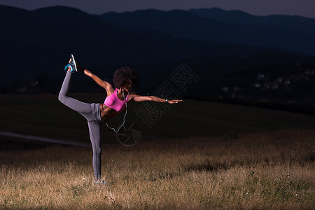 黑人女性在自然界做瑜伽锻炼力量成人公园头脑运动精神身体女士活力图片