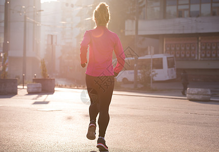 运动女运动员早上慢跑女士女孩活力慢跑者训练闲暇公园人行道日出城市图片