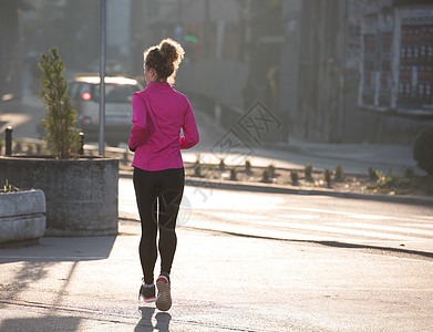 运动女运动员早上慢跑训练公园卷曲女士活力跑步闲暇城市赛跑者女孩图片