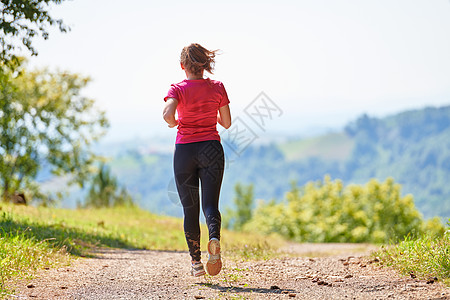 妇女在慢跑时享受健康的生活方式和活动日光晴天赛跑者日落女性森林太阳跑步训练图片