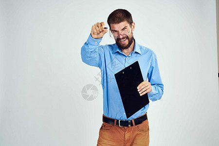 穿着蓝衬衫的经理 戴着眼镜 成功的情绪成功感头发领带胡须老板衬衫工作室成人商务微笑办公室图片