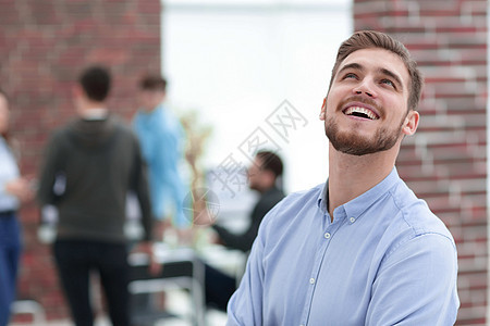 快乐的男人在办公室里微笑成功金融管理人员经理谈判职场工作推销员领导商务图片