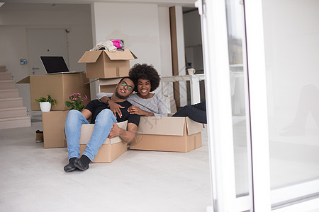 使用包装材料的非裔美籍非洲夫妇男朋友女士房子盒子搬迁驾驶纸板男人公寓包装图片