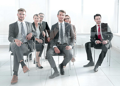 男人和女人排班坐在椅子上人员申请人男人女士生意团体经理职业工作职员图片