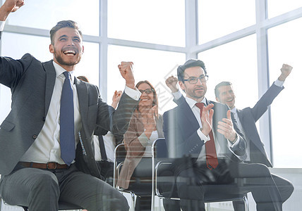 成功和团队工作概念人士幸福优胜者庆典员工快乐微笑欢呼办公室公司图片