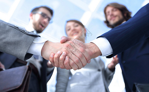 商业伙伴们握手相撞的场景成人生意男人男性套装合同友谊工作交易职员图片