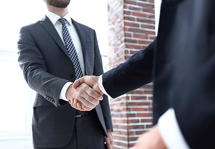 企业领导人与合作伙伴握手 掌声问候语成就男性朋友交易成功人士会议商务合同图片