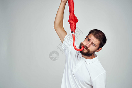 快乐的男子和红色伞式保护生活方式商务微笑工人男性头发安全高架天气白衬衫棕色图片