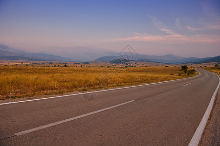 穿越绿地的道路太阳旅行晴天交通速度运动地平线运输日出场地图片