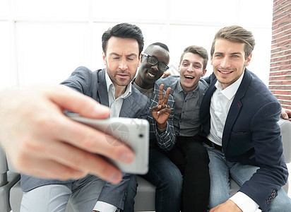 经理和他的商业团队自拍的男性商务公司乐趣手势成人合伙女性人士微笑图片