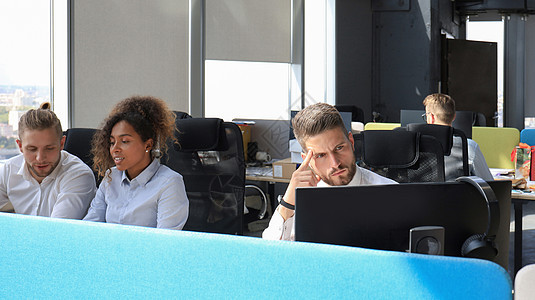 一群穿着正装的年轻现代人在创意办公室工作时使用现代技术职业商务战略业务解决方案电脑会议人士企业家地点图片