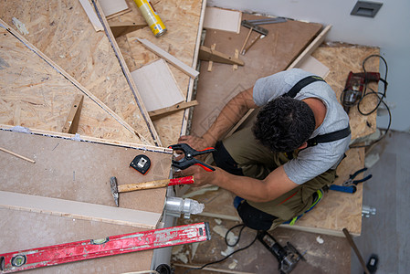 安装木制楼梯的木工工人桌子数据脚步房子工具公寓地板木匠专业人员图片