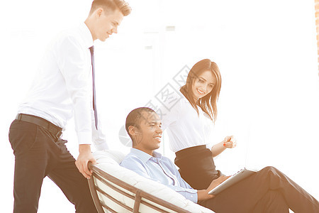 现代办事处的经常客户和雇员定期客户和雇员技术合作女性顾问就业女士经销商会议预测顾客图片