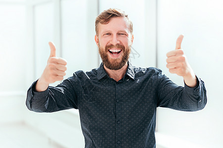 快乐的商务人士举起拇指 照片带有复制空间工人套装项目商务商业男性微笑员工工作合作幸福高清图片素材