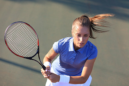 美丽的网球员的顶端景色 准备在网球场上表演球赛女孩身体女性成人法庭锻炼闲暇服务天空福利图片