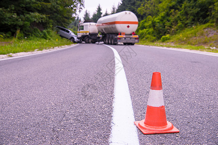 卡车和车祸事故发动机情况速度车辆车轮驾驶司机交通挡泥板乘客图片