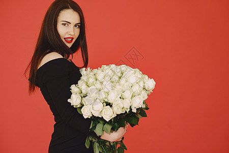 身着黑色衣服 盛满玫瑰花束的女子图片