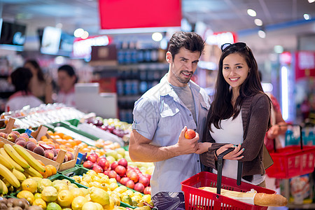 夫妻在超市购物男人丈夫女士零售购物者家庭喜悦成人妻子食物产品高清图片素材