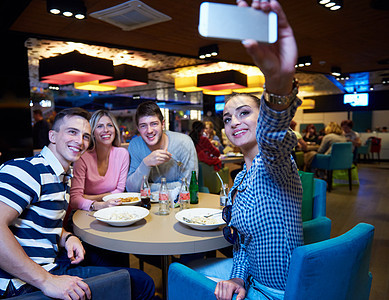 朋友在购物中心有休息时间面条闺蜜闲暇手机男性餐厅电话微笑自拍享受图片