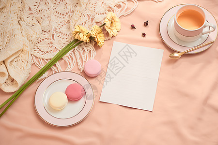 信封 鲜花和配有茶杯的木瓜咖啡展示杯子桌子花束粉色礼物空白卡片织物图片